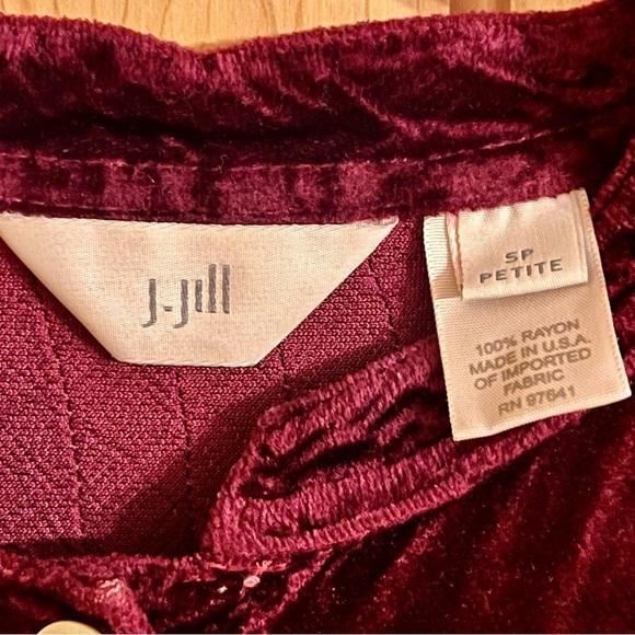 J. Jill Velvet Mother of Pearl Button-Up Burgundy Size PS Festive Party Blouse - Picture 3 of 9